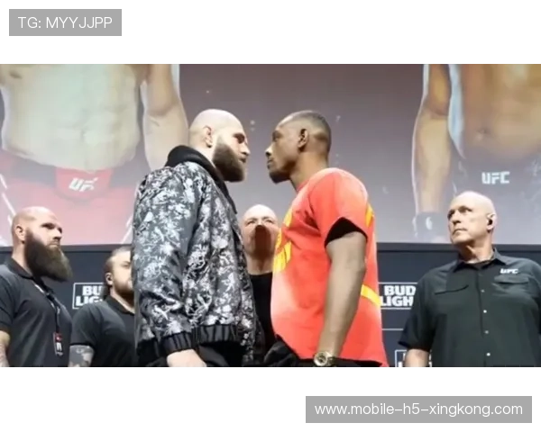 UFC 对峙现场摔话筒!火药味爆棚 UFC 对峙现场摔话筒!火药味爆棚