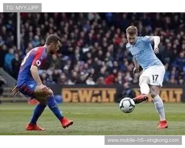 德布劳内绕过防守送出横传:曼城中场大师的艺术