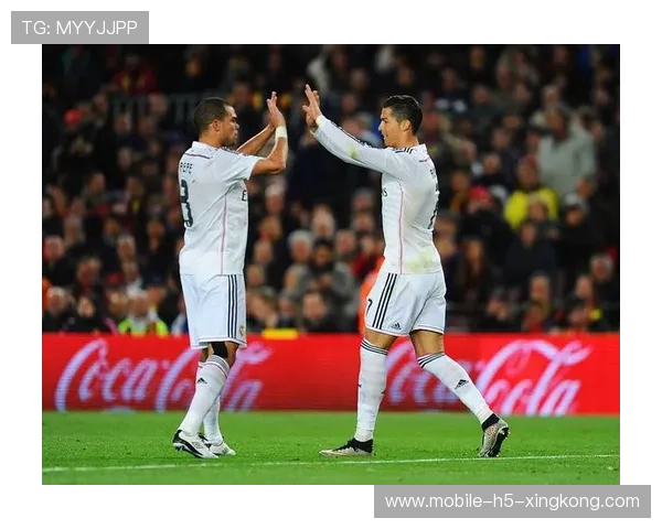 波尔图佩佩左脚劲射扳平比分球迷尖叫连连——热血背后的品牌陪伴 波尔图佩佩左脚劲射扳平比分球迷尖叫连连——热血背后的品牌陪伴