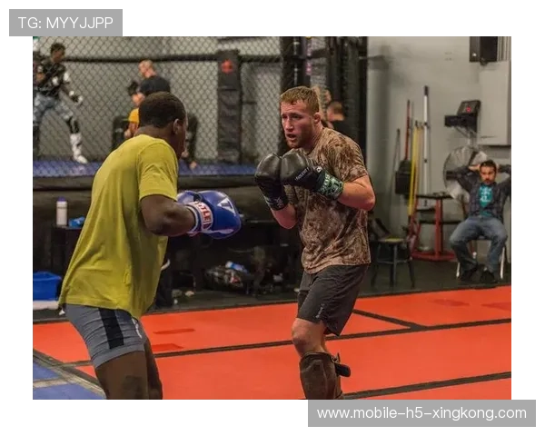 UFC重拳连续命中一回合直接终结:力量与节奏的极致较量 UFC重拳连续命中一回合直接终结:力量与节奏的极致较量