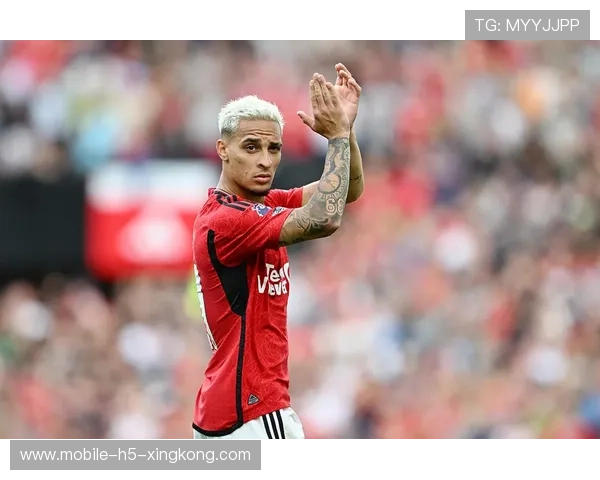 曼联边路依靠安东尼内切寻找机会,整体节奏更合理