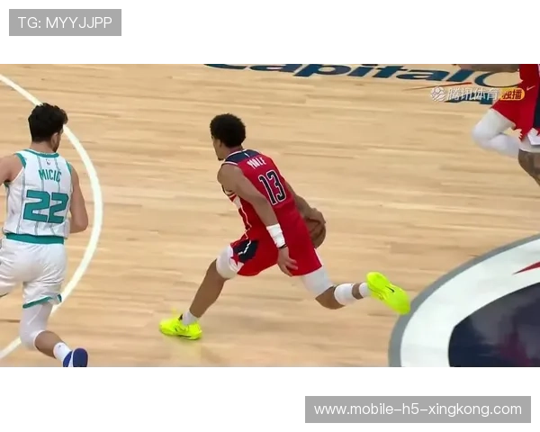 奇才库兹马突破分球找到外线机会稳稳命中